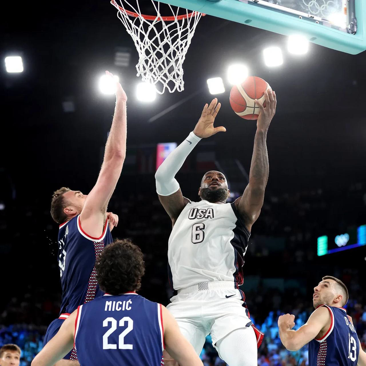 澳大利亚男篮鏖战塞尔维亚男篮，字母哥关键制胜