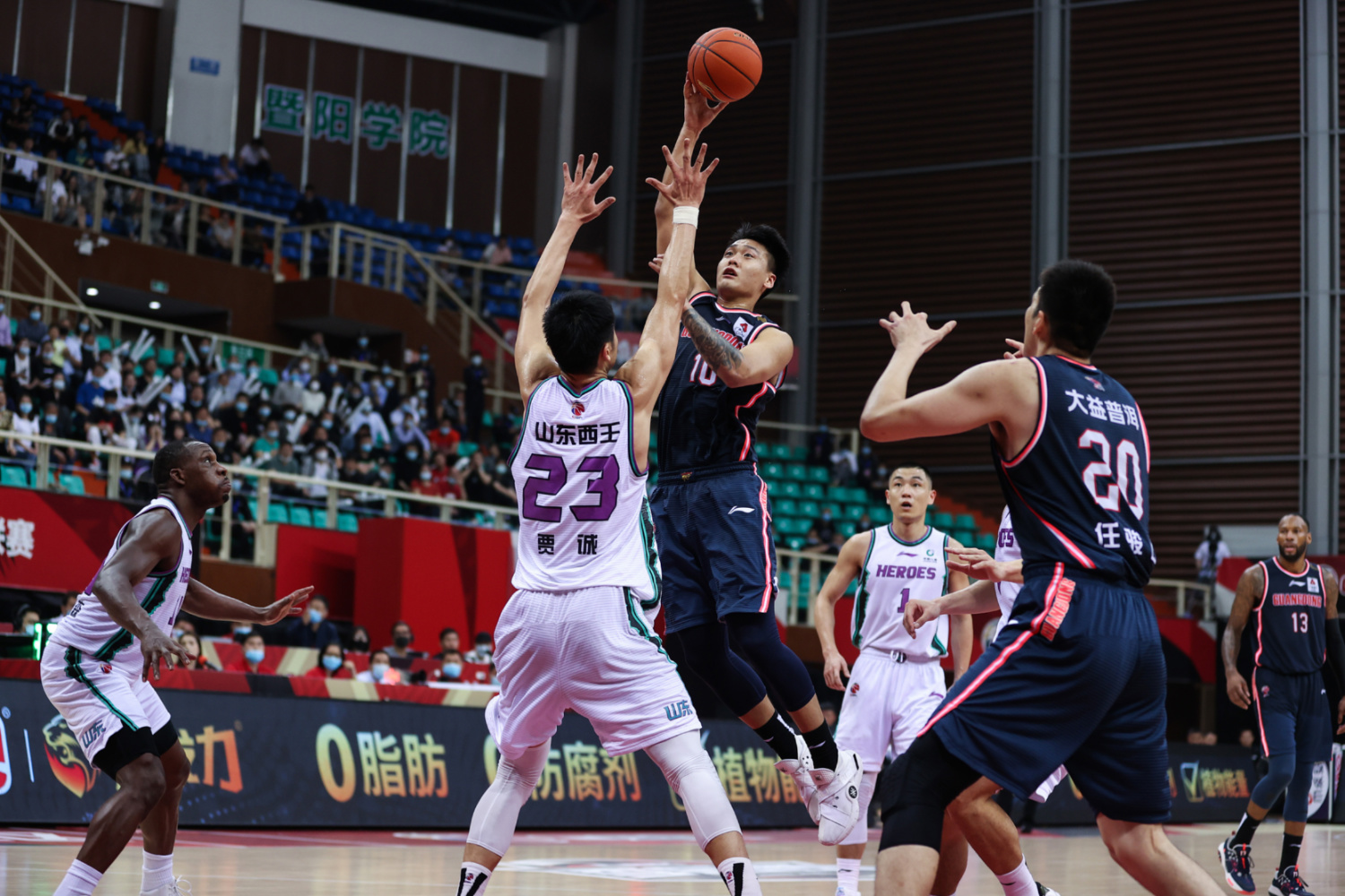 雷速体育官网-青岛队险胜福建队，麦科勒姆点燃赛场